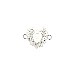 Detail eines silbernen Herzverbinders mit Lavatextur und weißer Einlage für DIY-Schmuck