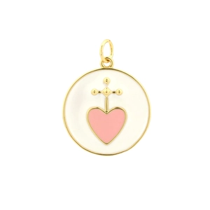 Detalle macro del colgante bañado en oro de 18K con corazón rosa y esmalte blanco