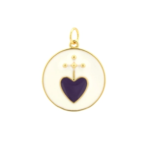 Detalle del colgante redondo bañado en oro 18K con esmalte blanco e incrustación de corazón