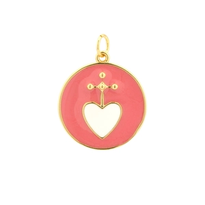 Detalle del colgante de latón chapado en oro 18K con esmalte rosa coral y detalle de corazón