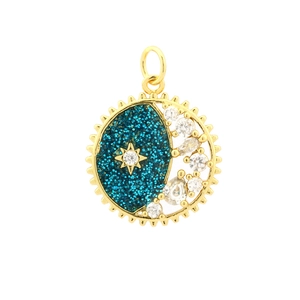 Detalle del colgante de Ojo Turco bañado en oro 18K con esmalte e incrustación zircon