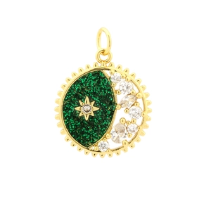 Detalle del colgante de ojo turco en oro de 18K con purpurina verde y piedras de circón