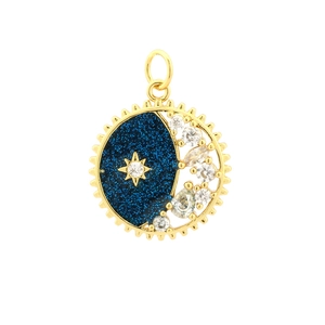 Vista macro del colgante de ojo turco bañado en oro de 18K con esmalte azul y circonitas