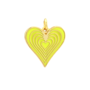 Detalle macro del colgante de corazón con esmalte verde neón y acabado chapado en oro