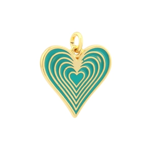 Detalle del colgante en forma de corazón bañado en oro de 18K con esmalte azulado