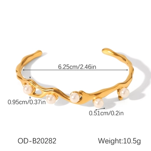 Detailed view of wave-shaped golden stainless steel bangle with white pearls and dimensions
