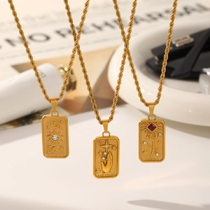Collana con Pendente a Forma di Carta dei Tarocchi in Acciaio Inossidabile Catena a Torciglione Placcata Oro Gioielli da Donna