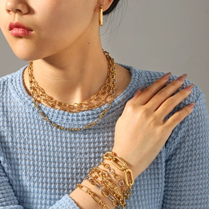 Tweekleurige gelaagde ketting en armband set in goud en zilver voor een moderne look