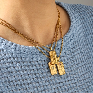 Collana dorata a tre strati con ciondoli tarocchi sole e stella su catena a corda
