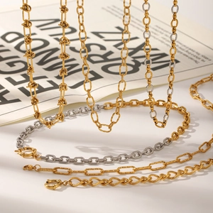 Detailopname van goud en zilver gemengde titanium stalen armbanden op een tijdschrift
