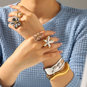 Two-tone mixed flower rings and chunky bracelets set in gold and silver stainless steel