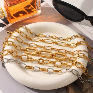 Tweekleurige mix schakelketting set in goud en zilver met diverse getextureerde ringen