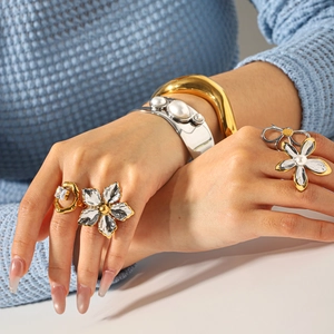 Chic two-tone flower rings and irregular titanium steel bangles with pearls