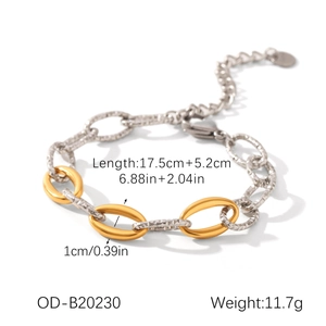 Detail van de tweekleurige titanium armband met zilveren en gouden ovalen schakels