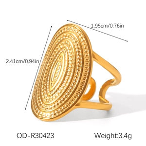 Details van de 18k vergulde roestvrijstalen ring met afmetingen van 2,41 cm bij 1,95 cm