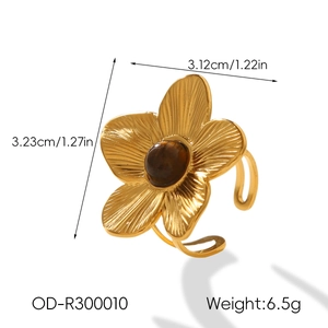 Macro detail of golden flower ring with brown gemstone and precise weight measurement 6.5g