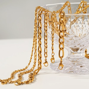 Collier en acier inoxydable plaqué or 18 carats avec maille Figaro et fermoir mousqueton