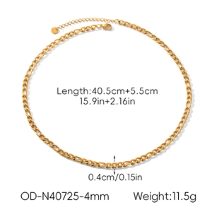 Gros plan d'une chaîne Figaro en acier inoxydable doré 18 carats de 4mm avec fermoir