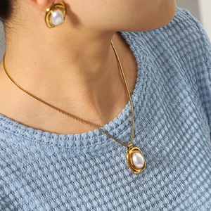 French retro gold necklace and pearl earring set for women with geometric stone