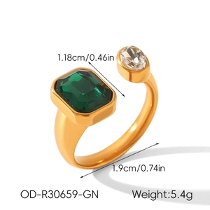 Dettaglio delle dimensioni dell'anello geometrico in oro con smeraldo e zircone ovale