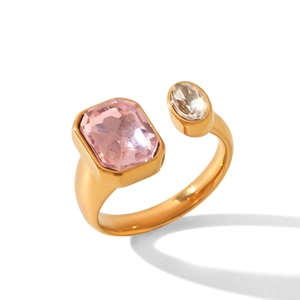 Dettaglio dell'anello aperto in acciaio dorato con zircone rosa taglio smeraldo