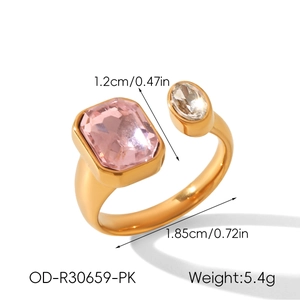 Dettaglio anello geometrico dorato con zircone rosa che mostra le dimensioni precise