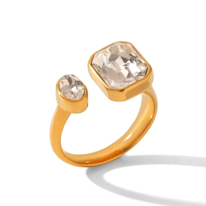 Dettaglio dell'anello regolabile in oro con un grande zircone rettangolare e uno ovale
