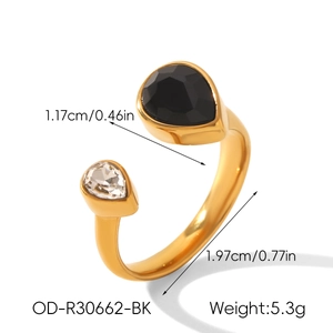 Dettaglio macro con dimensioni dell'anello geometrico in zircone con pietre nere e chiare