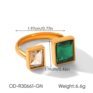 Detailweergave van gouden ring met smaragd en helder zirkoon inclusief afmetingen