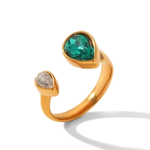 Dettaglio anello oro aperto con zirconi a goccia verde smeraldo e bianco lucente