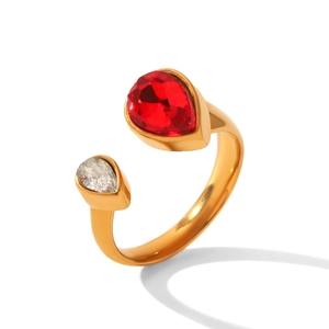 Macro di anello aperto placcato oro con pietre di zircone rosso e trasparente
