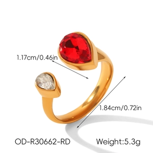 Dettagli delle dimensioni dell'anello dorato con pietre rossa e chiara a goccia, 5,3g