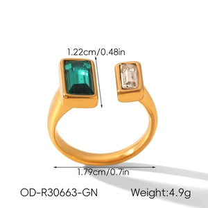Dettaglio dell'anello in oro lucido con castone di zirconi e dimensioni dell'oggetto