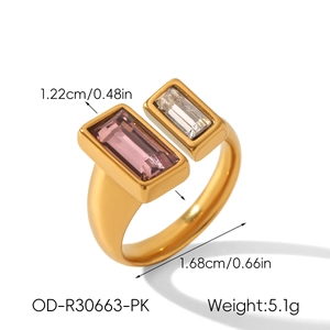 Dettaglio anello geometrico con zirconi con larghezza 1,22cm e peso di 5,1g