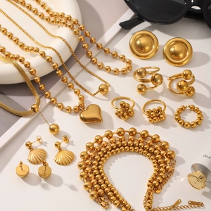 Set van 18k vergulde bolvormige sieraden met hartketting en verfijnde ringen