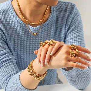 18k vergulde sieradenset met gelaagde parelketting, armband en bijpassende ringen