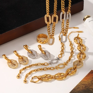 Conjunto de joyas bicolor estilo bambú con collar y pulsera con circonitas brillantes