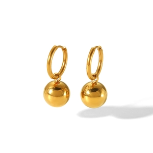 Gedetailleerde close-up van gepolijste 18k vergulde baloorbellen met gladde metalen finish