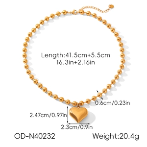 Detail van 18k gouden hartvormige hanger ketting met afmetingen en verstelbare karabijnsluiting
