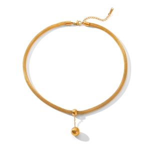 Detail van de 18k vergulde mesh choker ketting met een gepolijste bolvormige hanger