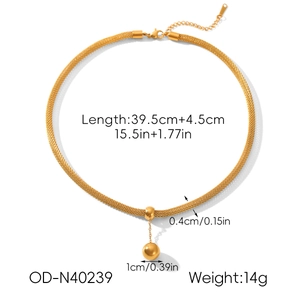 Detailweergave van de 18k vergulde mesh-ketting met een bolvormige metalen hanger