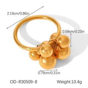 Detail van de 18k gouden bolring met productafmetingen en gepolijste metaaltextuur