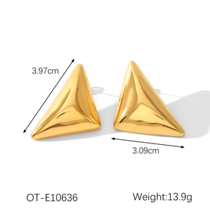 Detail view of 3D triangular gold stud earrings with dimensions 3.97cm and 13.9g weight