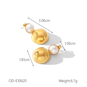 Detail shot of 18k gold geometric earrings with pearl, showing dimensions and polished finish