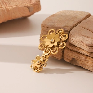 Barrette à cheveux fleurie en or 18k avec zircons sur un support en pierre naturelle