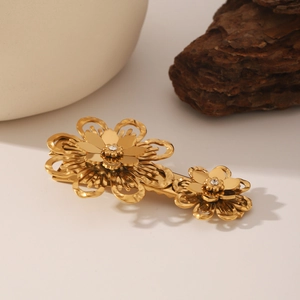 Pince à cheveux fleurie en or 18k avec incrustation de zircon et texture martelée