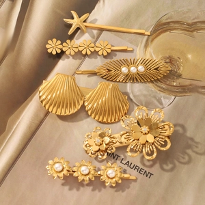 Set de barrettes élégantes en acier doré 18k avec marguerites, étoiles de mer et perles