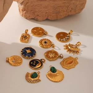 Pendentifs bohèmes plaqués or 18K avec pierres naturelles et motifs célestes lune soleil