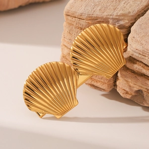 Détail d'une pince à cheveux coquille en acier inoxydable doré sur pierre