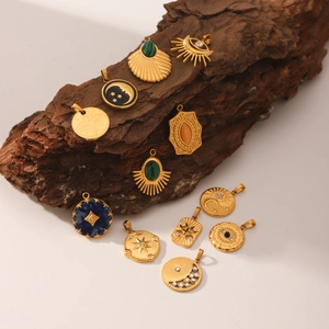 Détails de pendentifs célestes plaqués or 18K avec incrustations de pierres naturelles